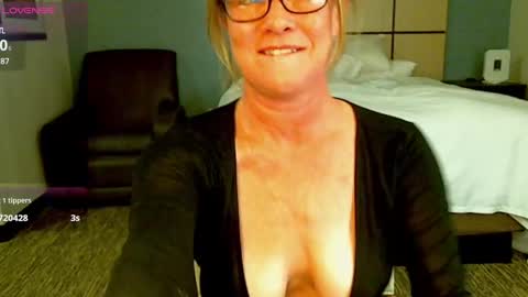 Snapshot of glam_cat chatting on December 12, 2024, 3:32 am Gwendolyn online show from December 12, 2024, 3:32 am