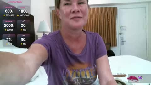Snapshot of glam_cat chatting on October 6, 2025, 3:37 am Gwendolyn online show from October 6, 2025, 3:37 am