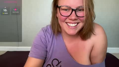 Snapshot of glitterkitty_108 chatting on January 1, 2025, 3:46 pm GlitterKitty 108 online show from January 1, 2025, 3:46 pm