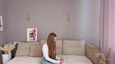 Lora online show from May 14, 2026, 6:20 am