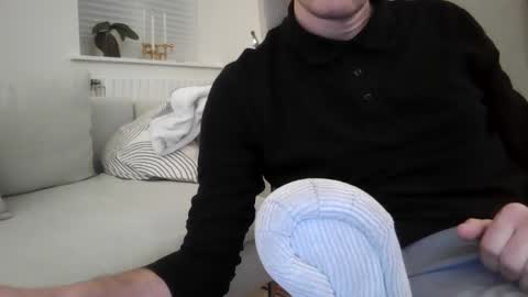 Snapshot of gnusmas4you chatting on December 17, 2025, 7:42 pm Gnusmas4you online show from December 17, 2025, 7:42 pm