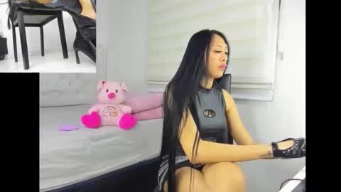 goddess_of_pigs online show from November 15, 2025, 6:33 am