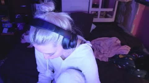 graylovescookies online show from December 26, 2024, 7:27 pm