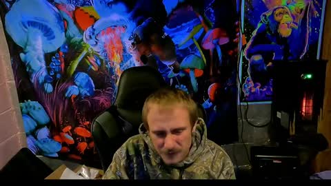 Snapshot of greenlungs8195 chatting on December 13, 2024, 6:42 am Greenlungs8195 online show from December 13, 2024, 6:42 am