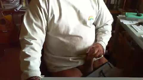 greyhounddog online show from April 24, 2026, 8:39 am