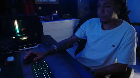 Guayaco  online show from November 18, 2025, 6:12 pm