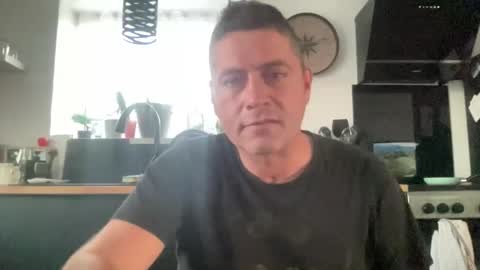 guil0 online show from October 1, 2025, 9:10 pm