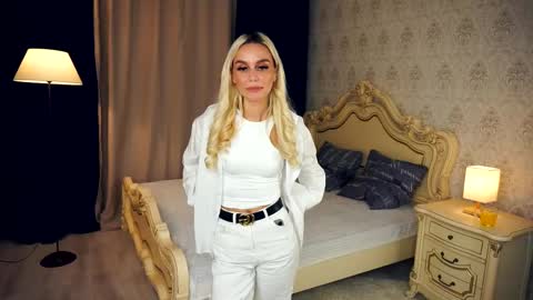 Snapshot of gwenbudlong chatting on December 4, 2024, 6:00 am Sofia online show from December 4, 2024, 6:00 am
