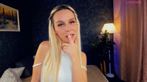 Snapshot of gwenbudlong chatting on December 14, 2024, 5:18 am Sofia online show from December 14, 2024, 5:18 am
