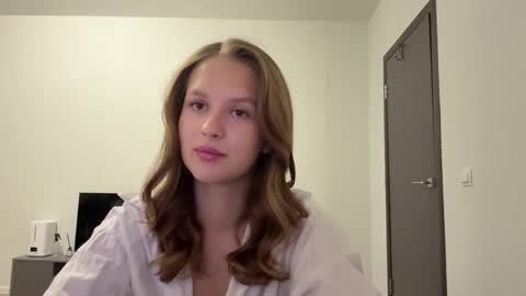 Mia online show from June 3, 2026, 5:29 pm