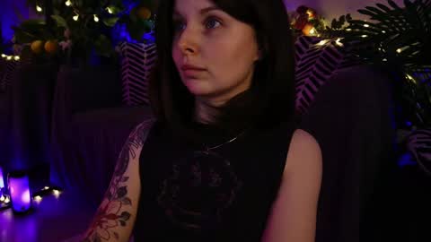 gwenhilton online show from February 25, 2025, 5:52 am