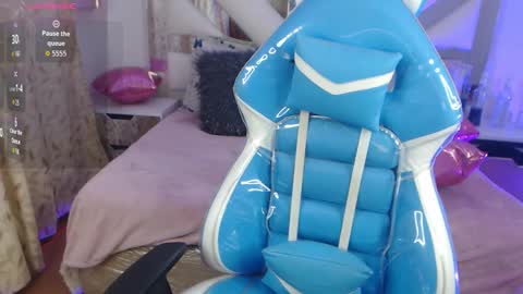 gyal_8_ online show from November 14, 2025, 3:16 am