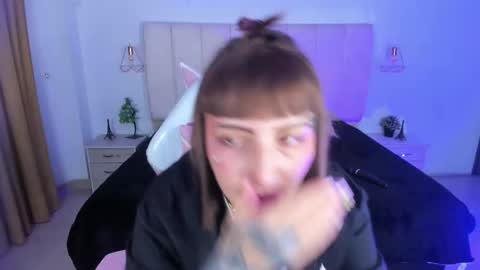 gyal_8_ online show from November 30, 2025, 3:54 am