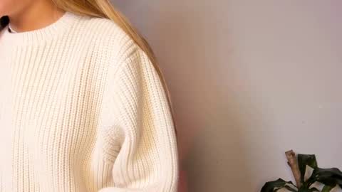 Hailey online show from September 18, 2025, 2:35 am