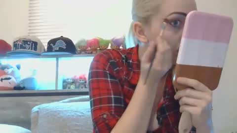 Hailey and d online show from November 22, 2025, 9:36 pm