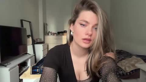 haley_rune online show from February 5, 2025, 12:38 pm