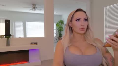 Snapshot of haliaxhill chatting on October 15, 2025, 5:57 pm Halia Hill online show from October 15, 2025, 5:57 pm