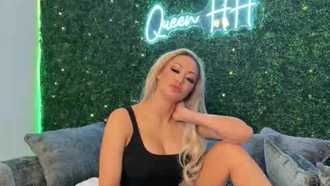 Snapshot of haliaxhill chatting on February 18, 2026, 8:21 am Halia Hill online show from February 18, 2026, 8:21 am