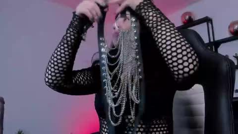 halley_ravenn online show from May 18, 2026, 9:42 pm