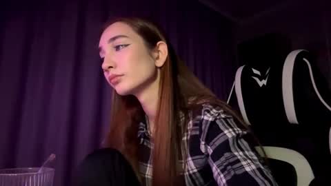 Holly online show from November 25, 2025, 7:14 pm