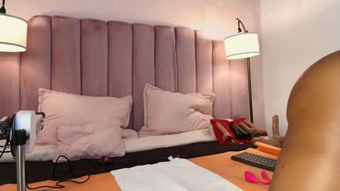  Hally Bans  online show from February 6, 2025, 4:47 pm