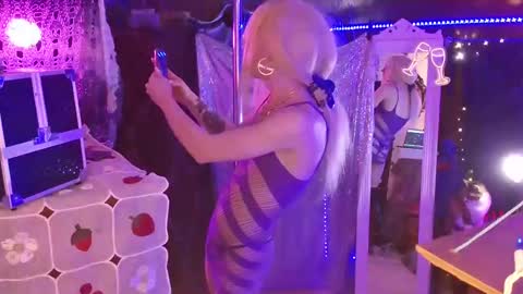 halovalentine online show from January 21, 2025, 2:22 am