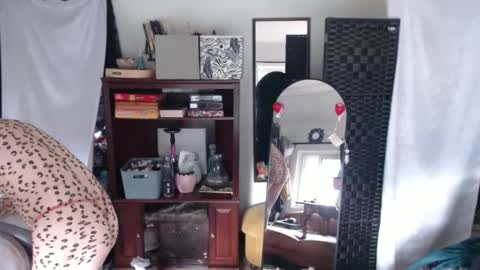 halovalentine online show from September 25, 2025, 9:51 pm