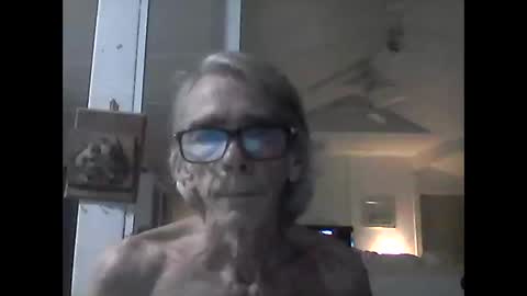 handshappyfu1 online show from October 2, 2025, 4:47 pm