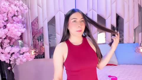 hannacollins_2 online show from April 7, 2026, 2:17 pm