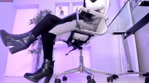 HANNAH HOWELL online show from February 18, 2025, 9:43 am