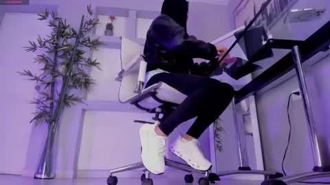 HANNAH HOWELL online show from September 17, 2025, 9:55 am