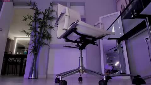 HANNAH HOWELL online show from September 24, 2025, 9:45 am