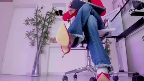 HANNAH HOWELL online show from November 25, 2025, 9:42 am