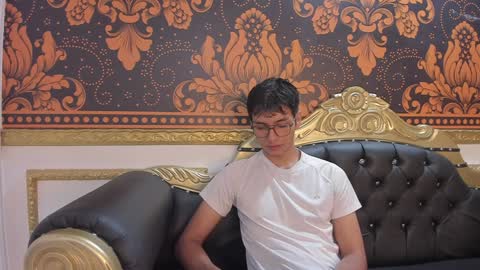 happy_cream_ online show from December 20, 2024, 2:49 pm