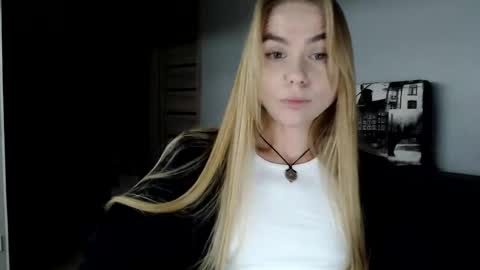 happy_fox_ online show from December 3, 2024, 9:12 pm