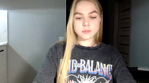 happy_fox_ online show from December 9, 2024, 11:03 pm