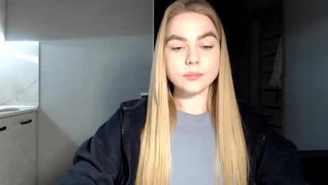 happy_fox_ online show from March 11, 2025, 9:48 pm