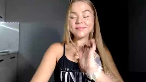 happy_fox_ online show from September 25, 2025, 9:40 pm