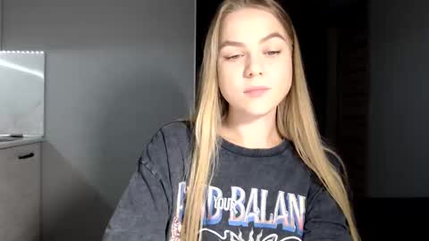 happy_fox_ online show from October 6, 2025, 9:23 pm