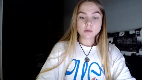 happy_fox_ online show from April 9, 2026, 8:03 pm