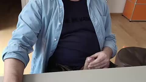 Snapshot of happybugger chatting on February 24, 2025, 12:16 pm Cum for you online show from February 24, 2025, 12:16 pm