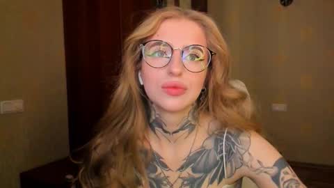 Julia online show from November 14, 2025, 5:50 am