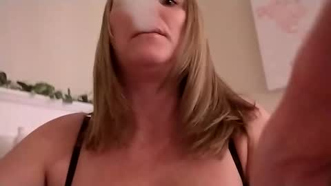 Snapshot of harmony_rose_xoxo chatting on February 12, 2025, 5:15 am Harmony online show from February 12, 2025, 5:15 am