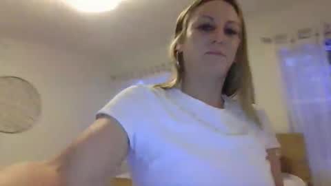 Snapshot of harmony_rose_xoxo chatting on November 10, 2025, 9:25 pm Harmony online show from November 10, 2025, 9:25 pm