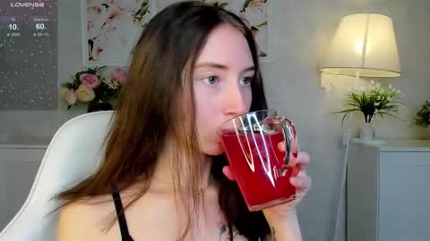 Lola online show from October 20, 2025, 8:59 am