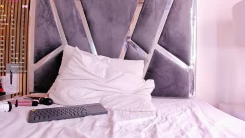  Hazel  online show from February 17, 2025, 3:53 pm