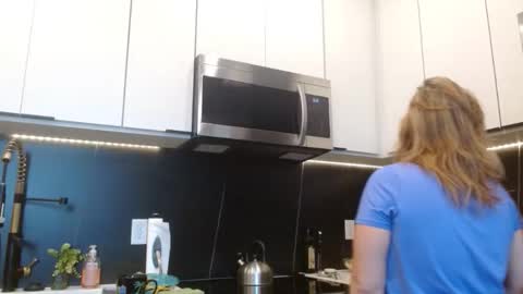 Snapshot of hazel_skye chatting on June 4, 2026, 2:12 pm Hazel online show from June 4, 2026, 2:12 pm