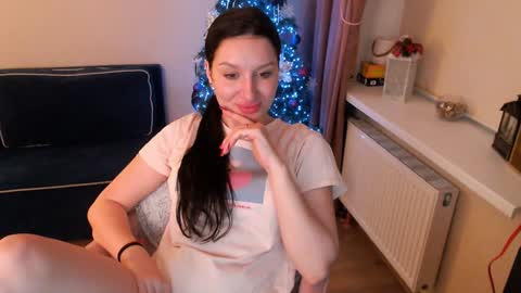 Snapshot of heaven_chloe chatting on January 13, 2025, 12:19 am Heaven girl online show from January 13, 2025, 12:19 am