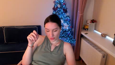 Snapshot of heaven_chloe chatting on January 26, 2025, 12:01 pm Heaven girl online show from January 26, 2025, 12:01 pm