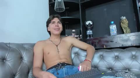 heellboy_ online show from November 14, 2025, 4:00 am